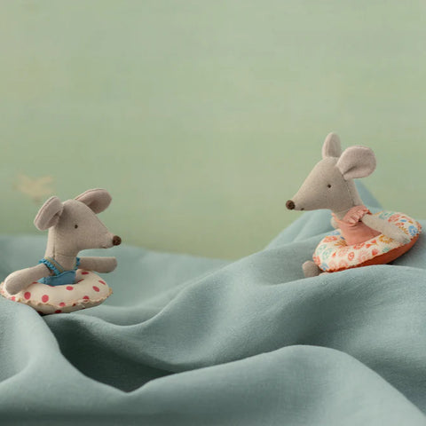 Little Sister Beach Mouse with Float in Flower