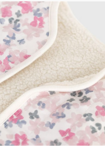 Scattered Daisies Print Reversible Cotton Poplin + Sherpa Vest in Cream