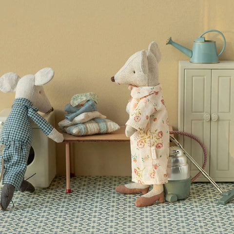 Grandma + Grandpa Mice In Cigar Box