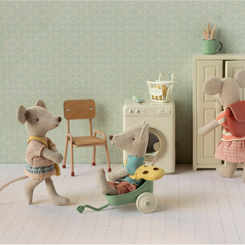 Little Sister Mouse with Bag in Pink