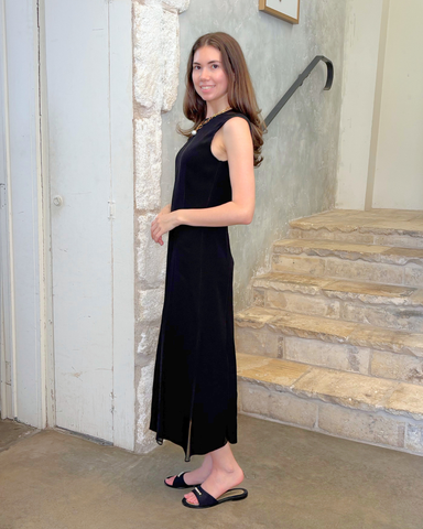 Laure Sleeveless Satin Crepe Pleated Midi Dress In Noir