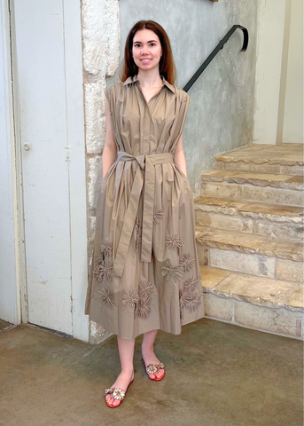 Sleeveless Belted Cotton Midi Dress with Floral Applique in Corda